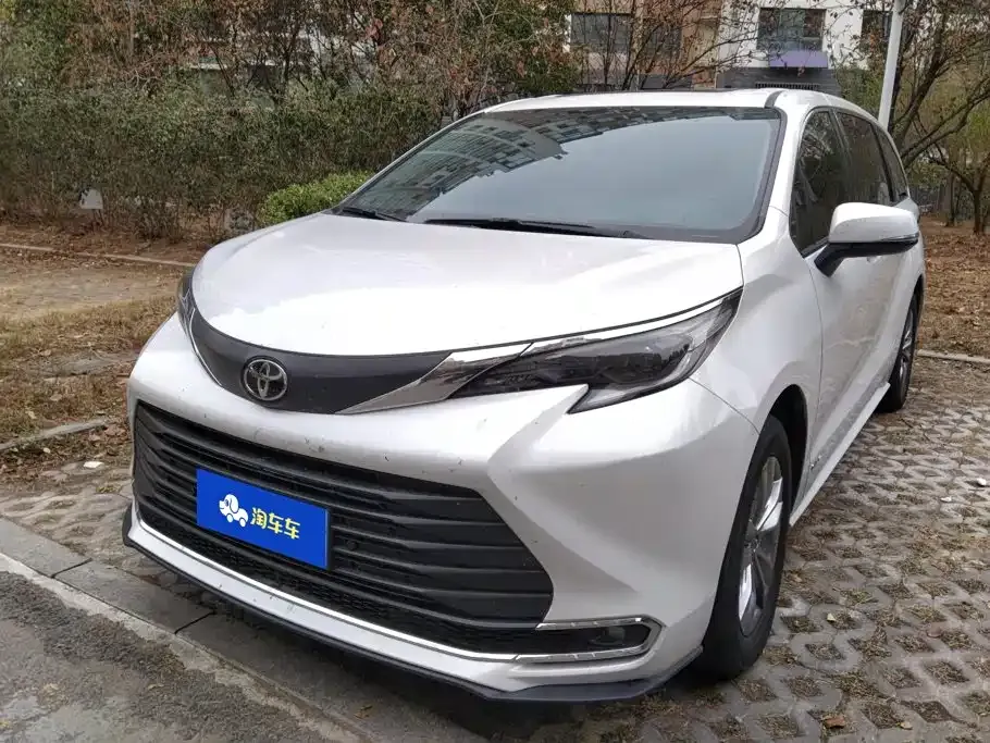 Toyota Sienna — фото 1
