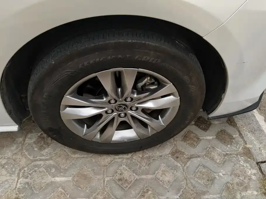 Toyota Sienna — фото 2