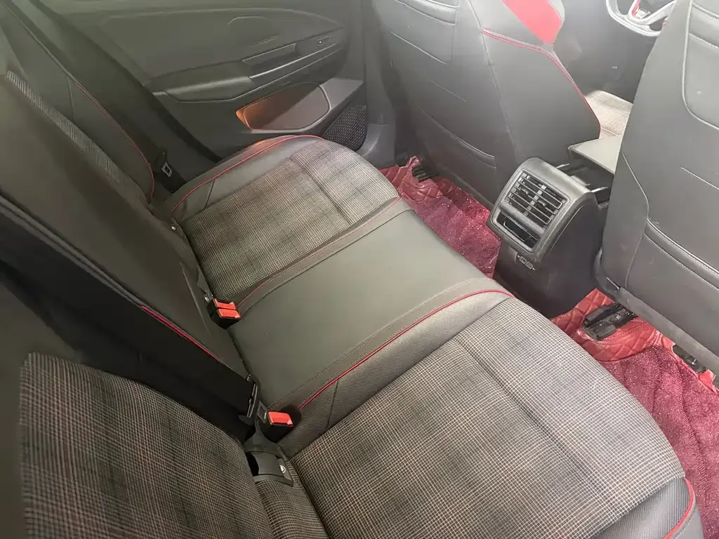 Volkswagen Golf GTI — фото 7