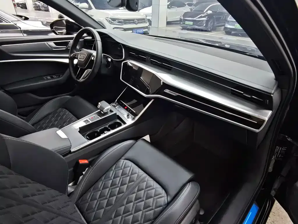Audi A6L — фото 8