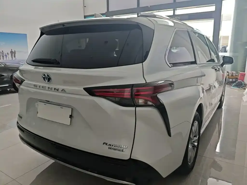 Toyota Sienna — фото 3