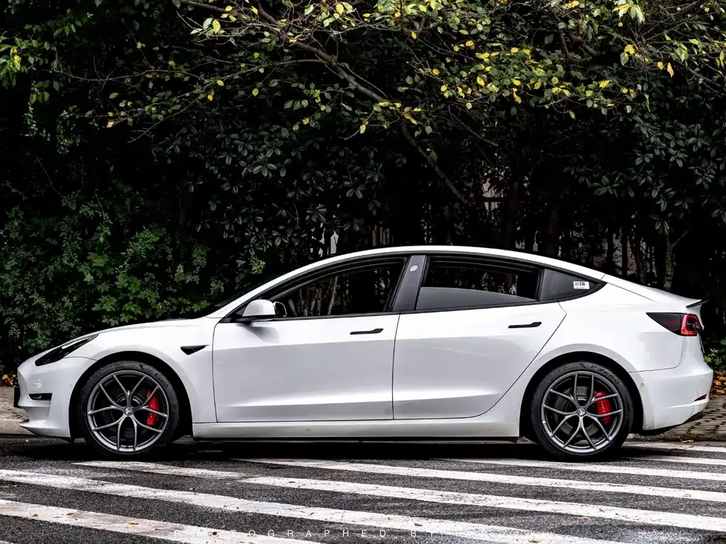 Tesla Model 3 — фото 9