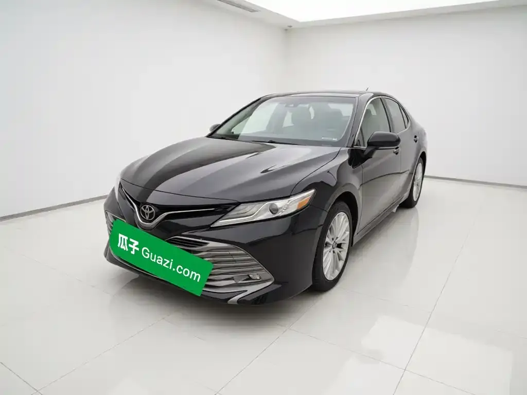 Toyota Camry — фото 1