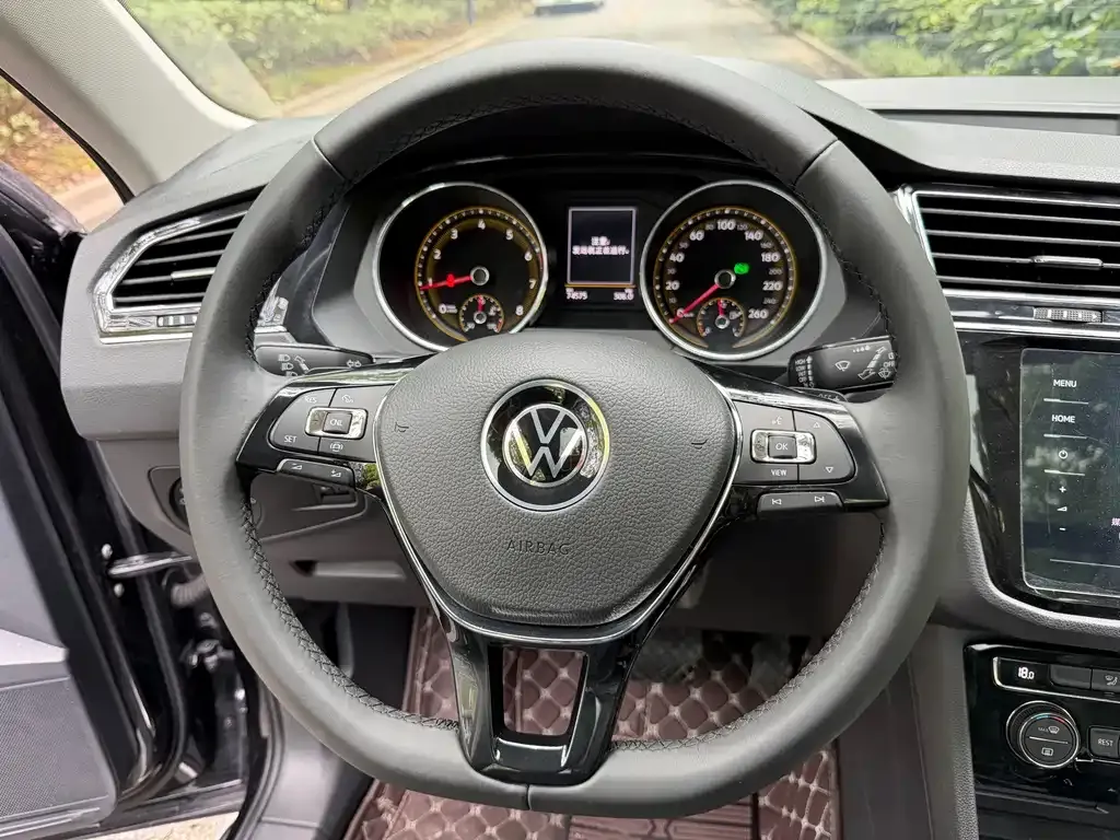 Volkswagen Tiguan L — фото 6