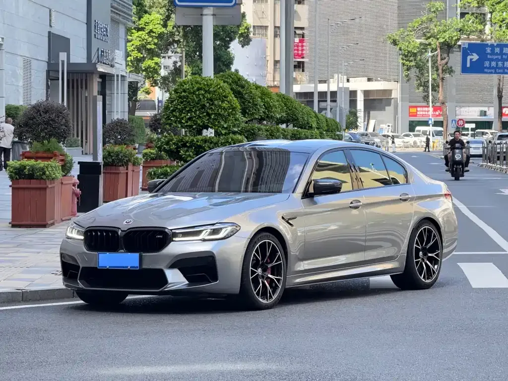 BMW M5 — фото 1