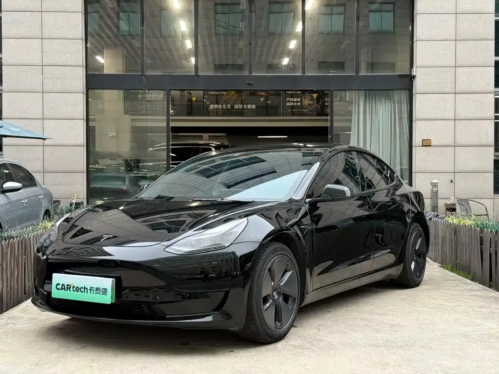 Tesla Model 3 — фото 1
