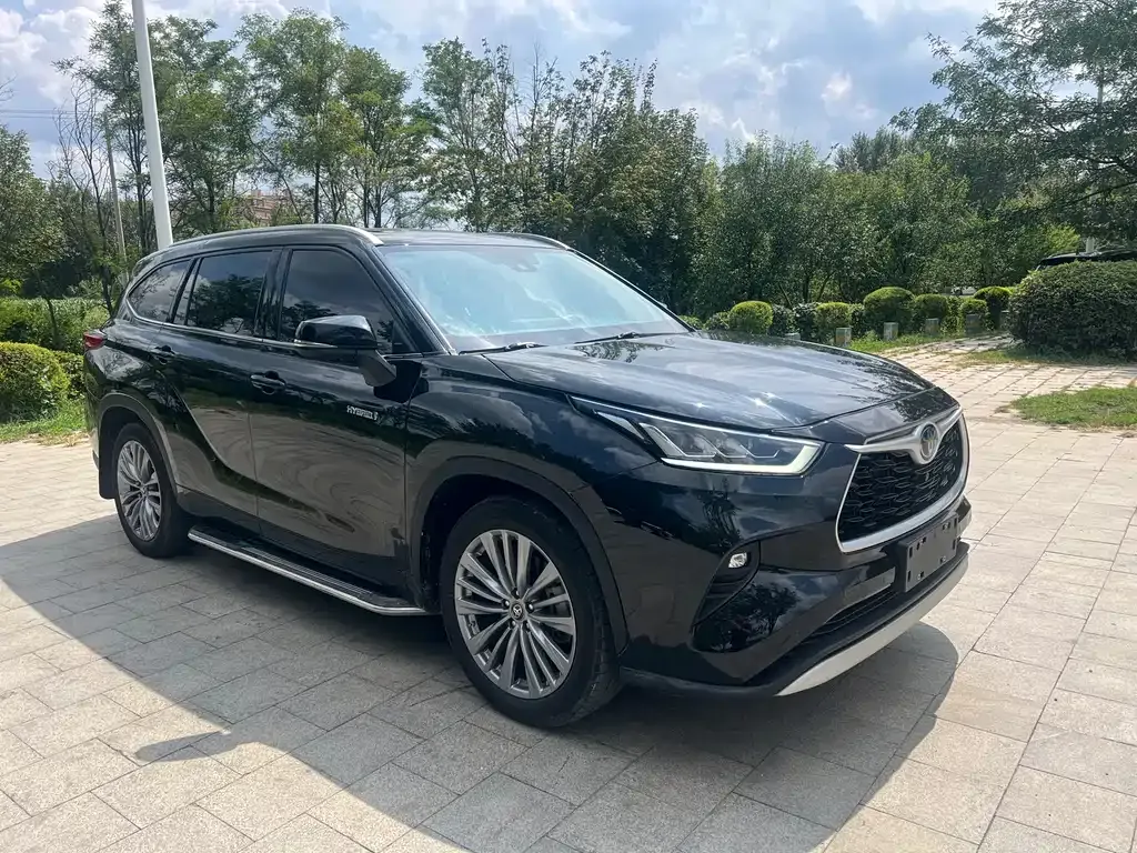 Toyota Highlander — фото 1