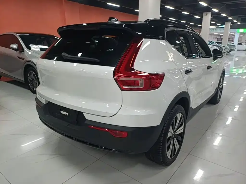 Volvo XC40 NEV — фото 9