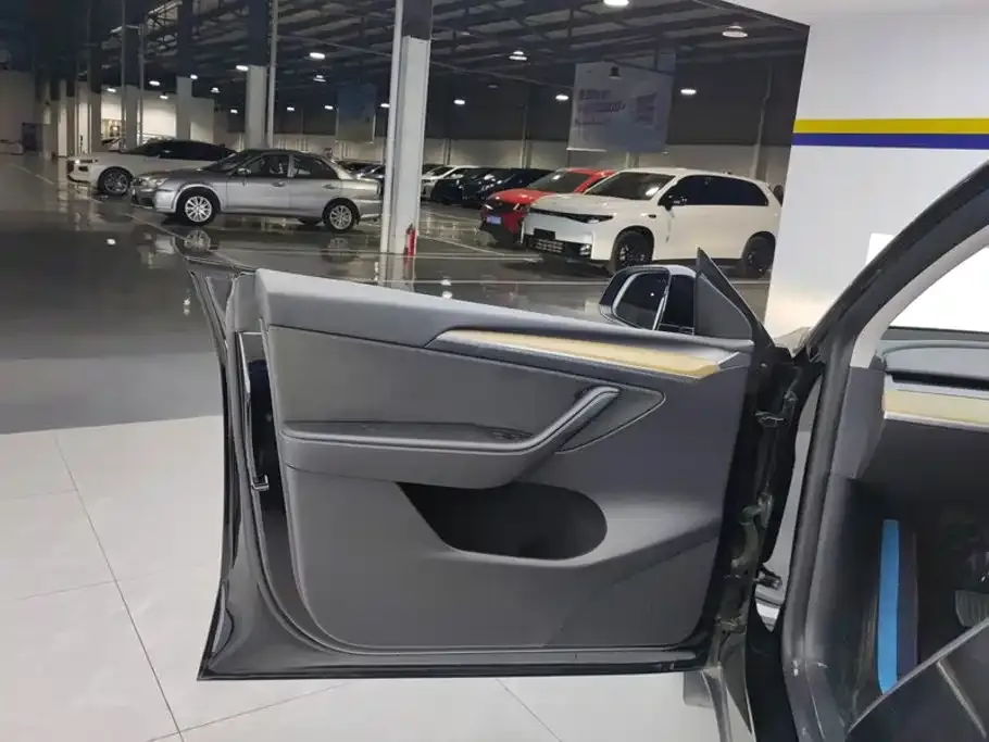 Tesla Model Y — фото 10