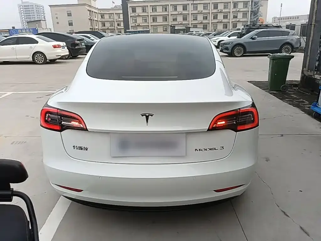 Tesla Model 3 — фото 3