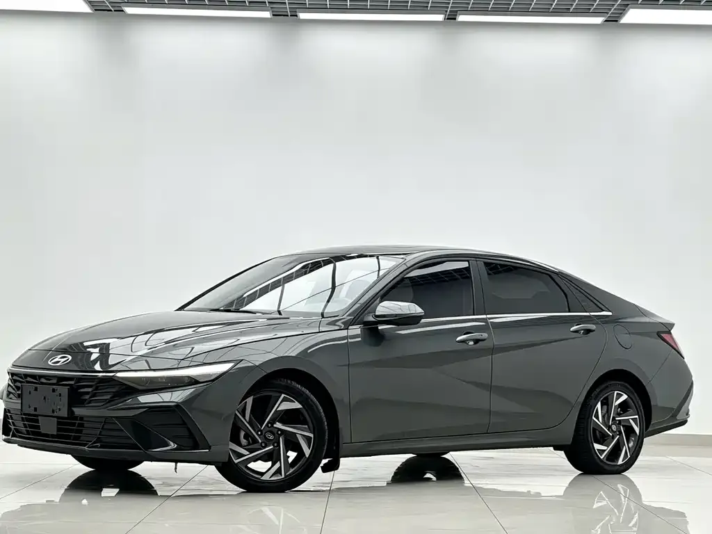Hyundai Elantra — фото 1