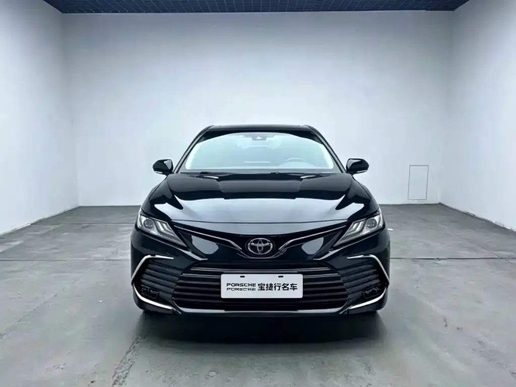 Toyota Camry — фото 1
