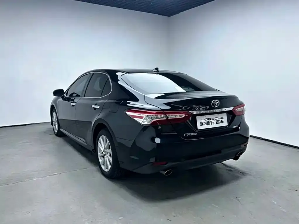 Toyota Camry — фото 2