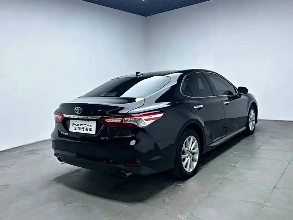 Toyota Camry — фото 8