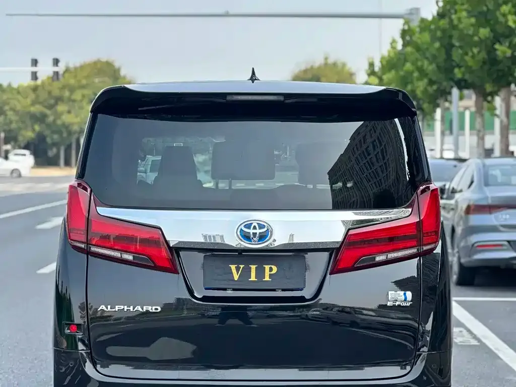 Toyota Alphard — фото 5