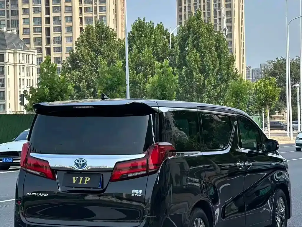 Toyota Alphard — фото 9