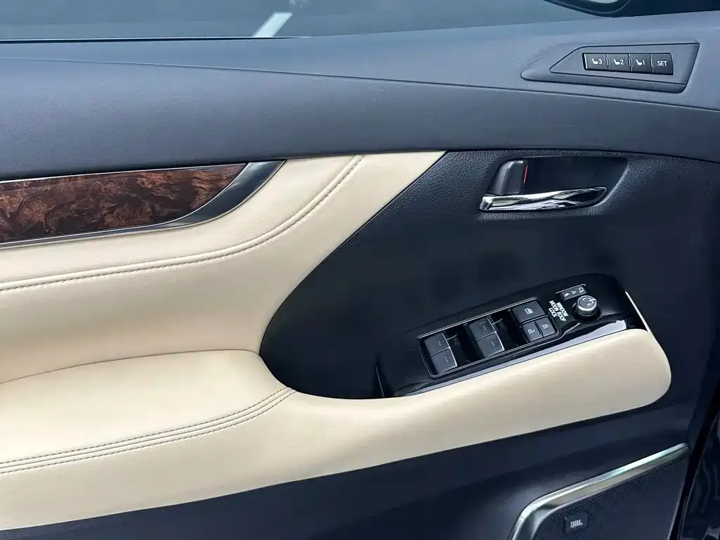 Toyota Alphard — фото 2