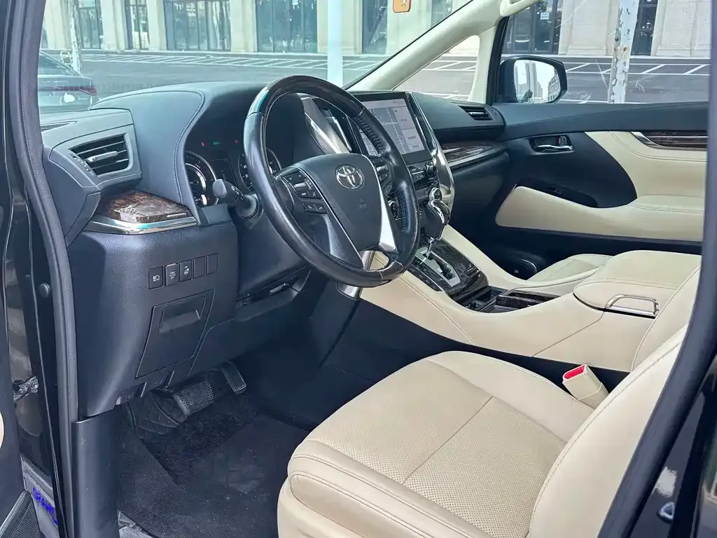 Toyota Alphard — фото 8
