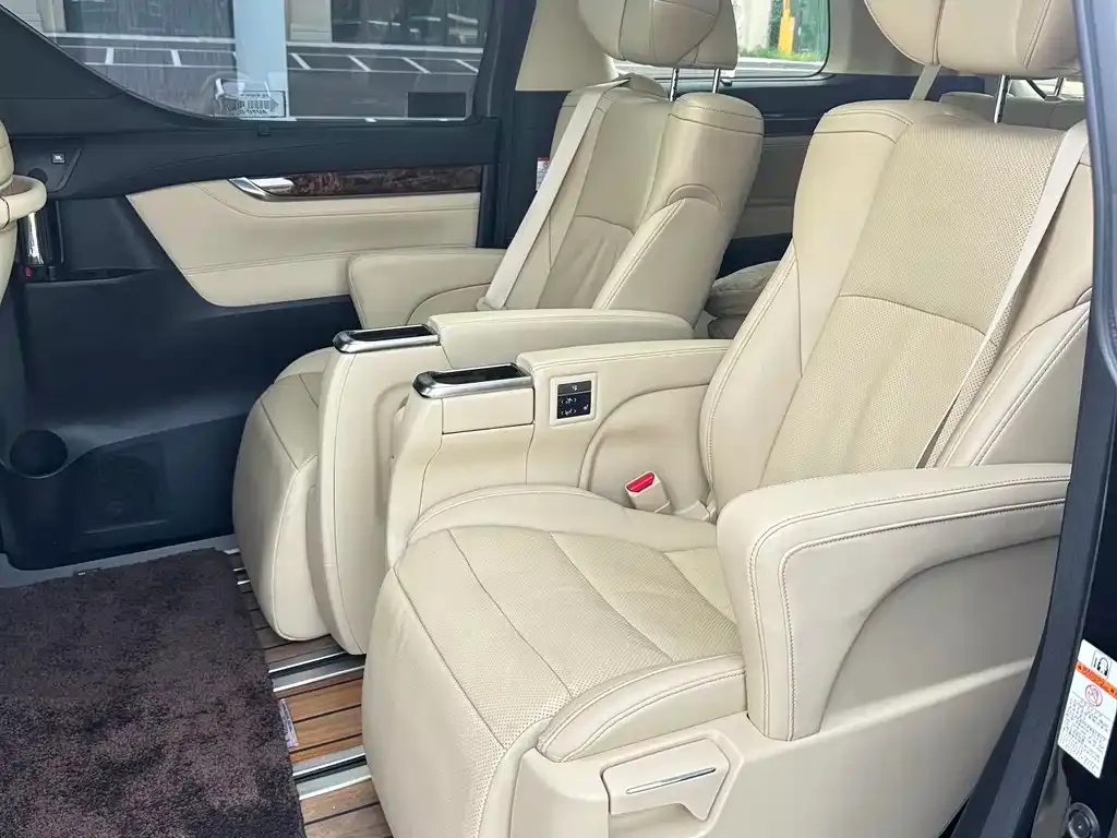 Toyota Alphard — фото 6