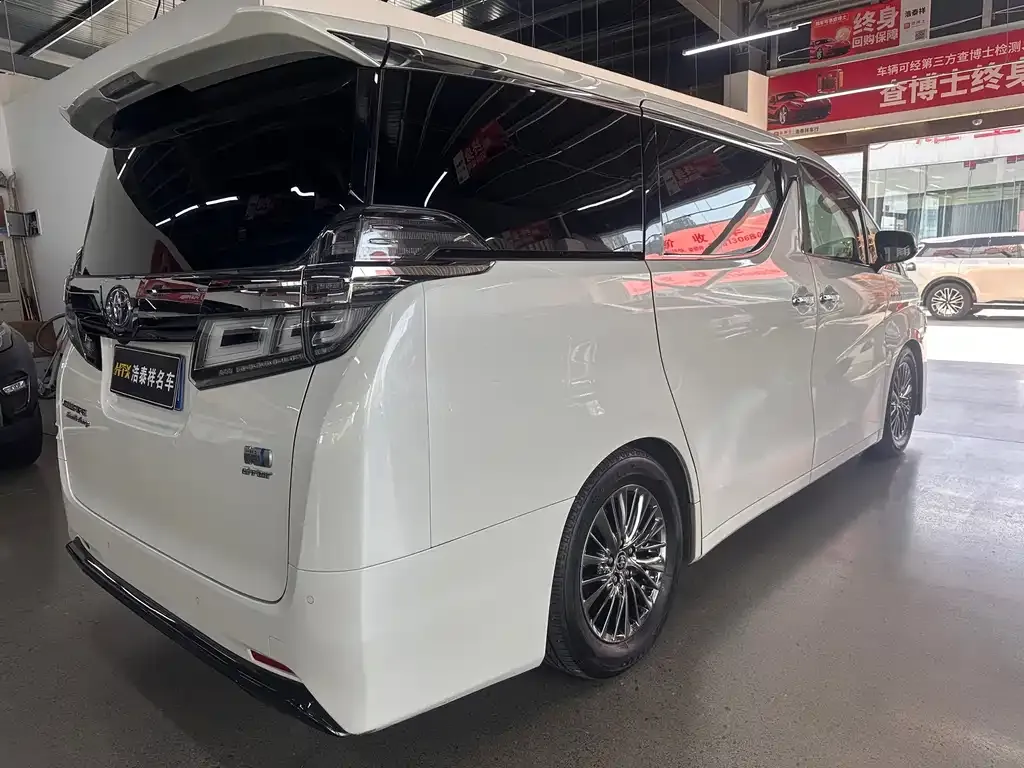 Toyota Vellfire — фото 8