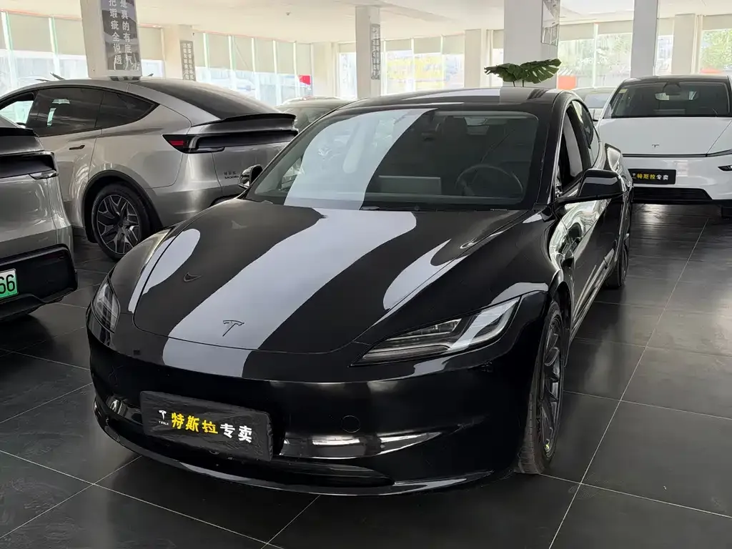 Tesla Model 3 — фото 1