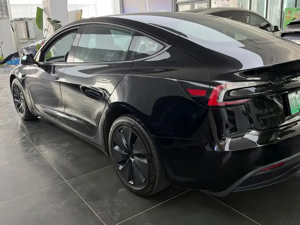 Tesla Model 3 — фото 3