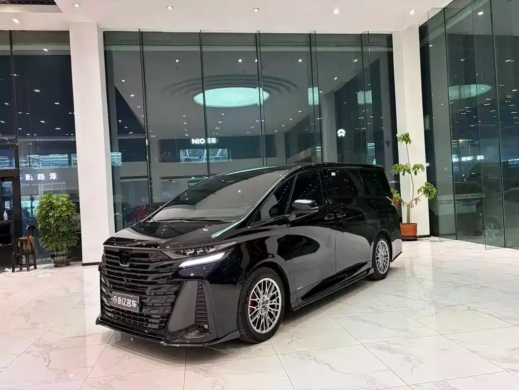 Toyota Vellfire — фото 1