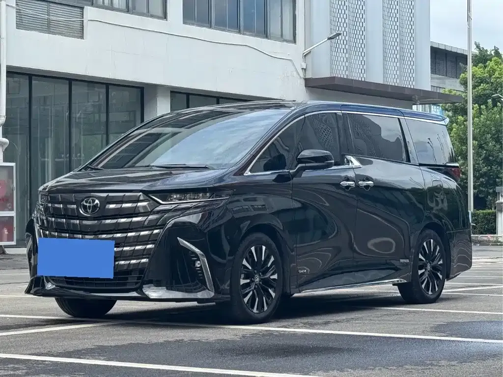 Toyota Alphard — фото 1