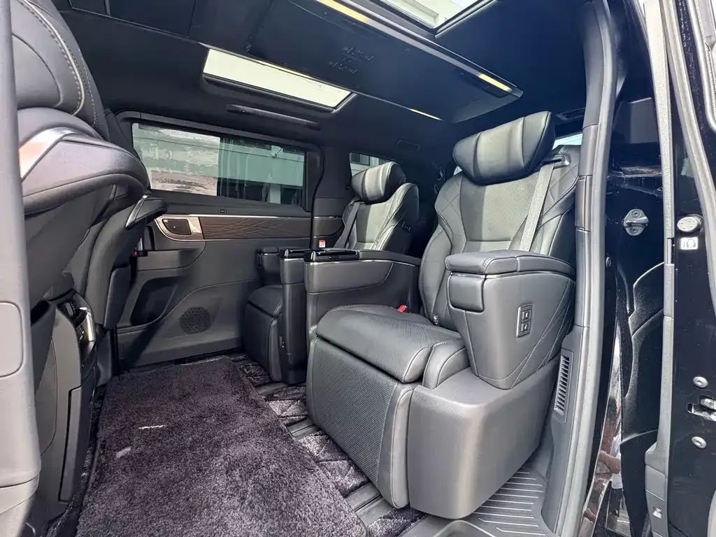 Toyota Alphard — фото 9