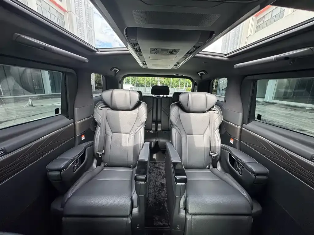 Toyota Alphard — фото 2