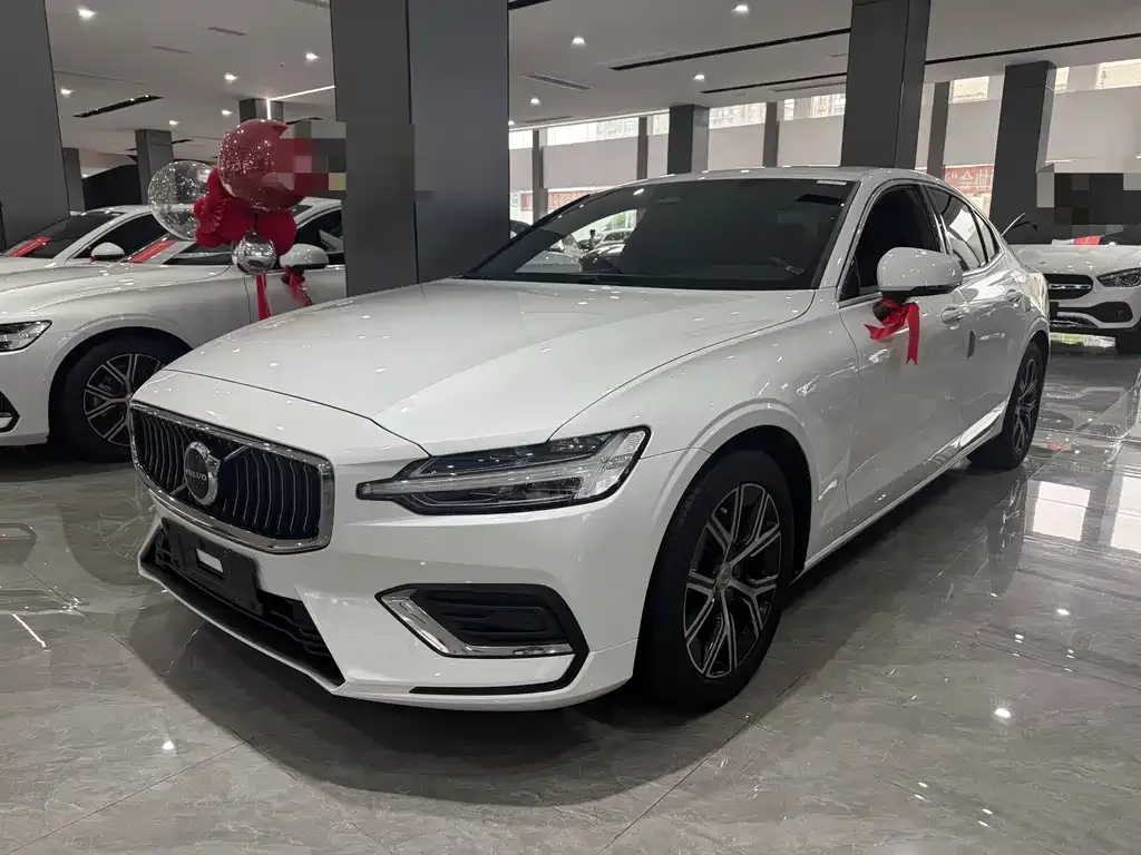 Volvo S60 — фото 1