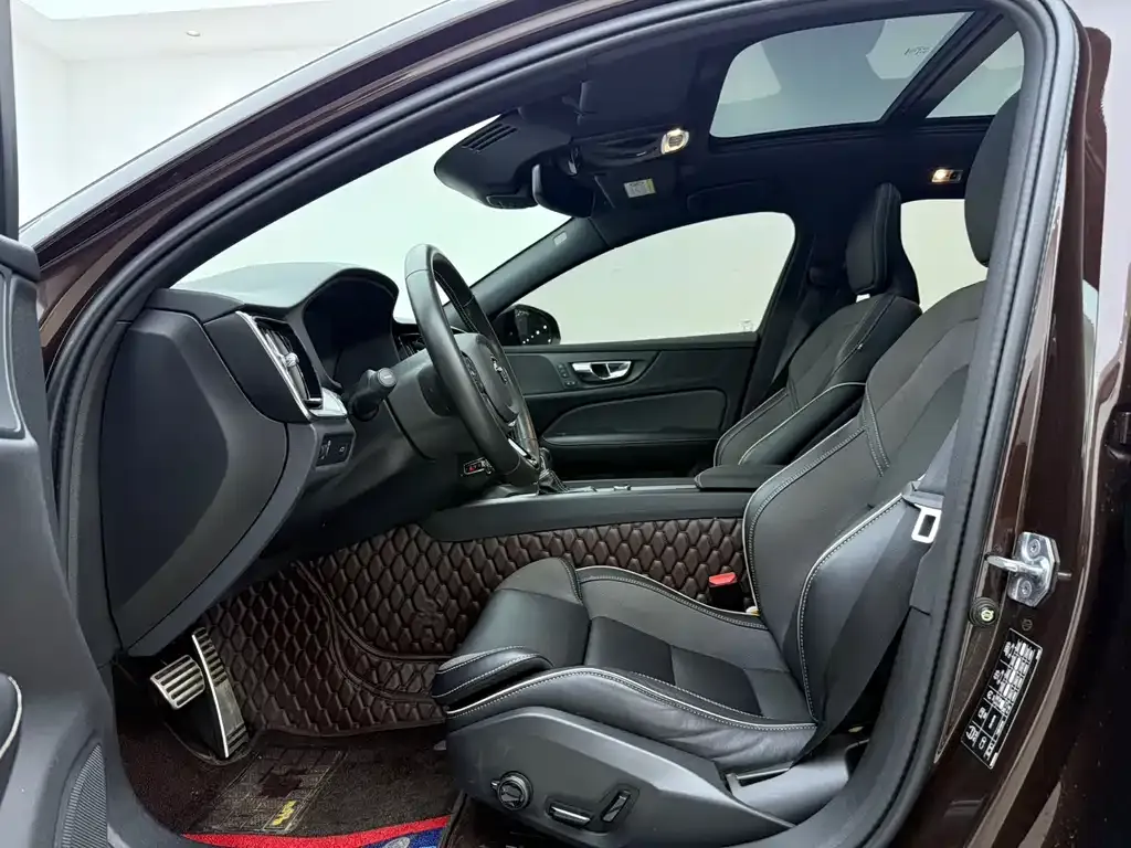 Volvo S60 — фото 10