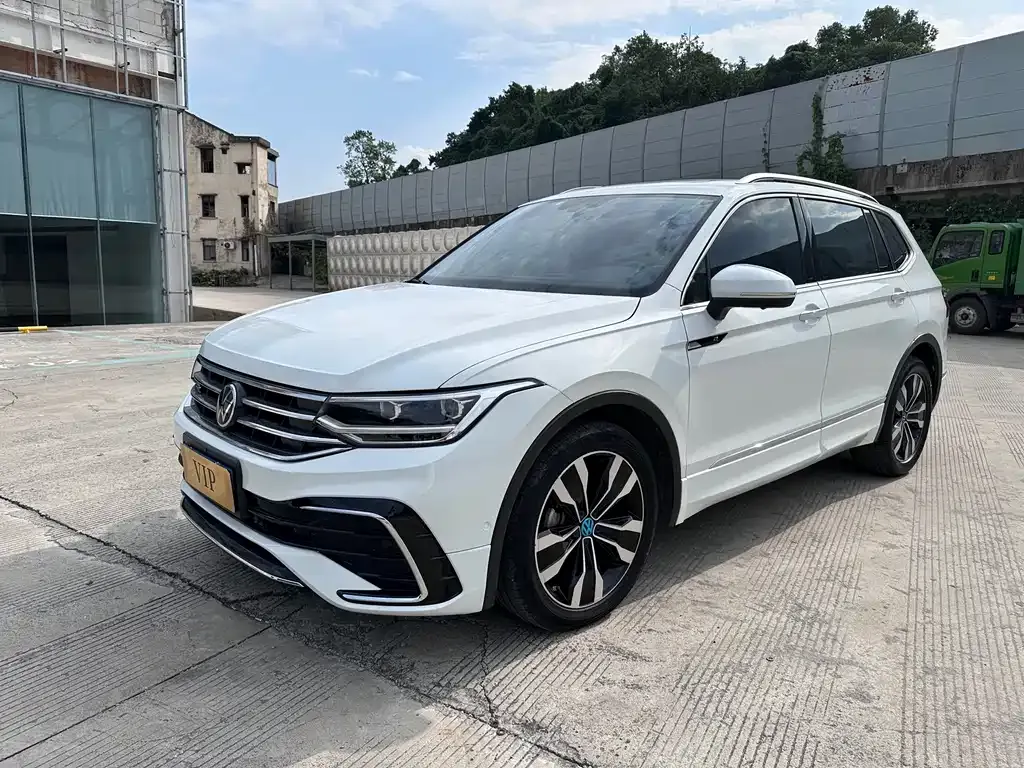 Volkswagen Tiguan L — фото 1