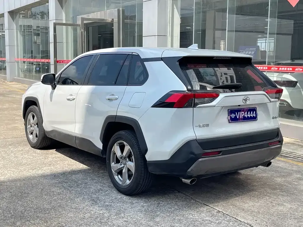 Toyota RAV4 — фото 5