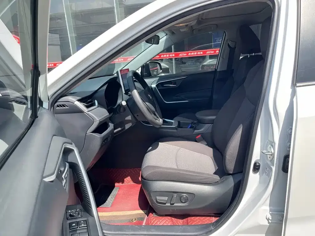 Toyota RAV4 — фото 6