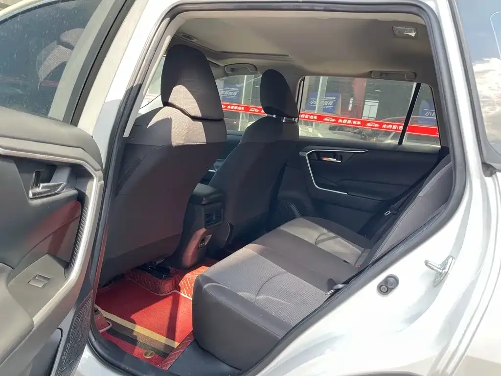 Toyota RAV4 — фото 2