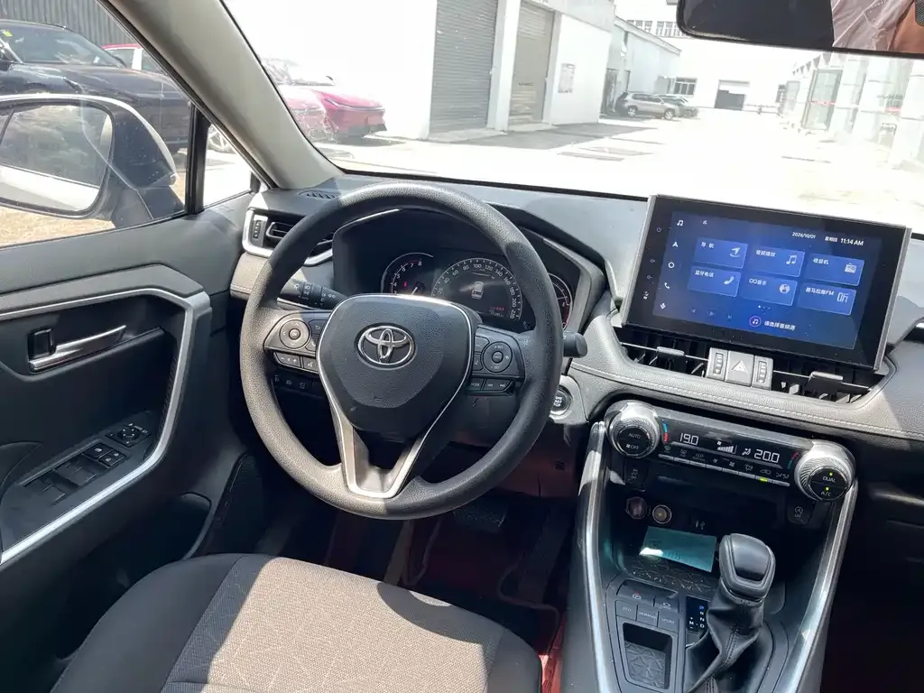 Toyota RAV4 — фото 7