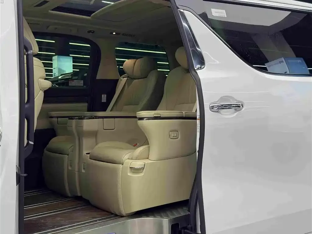 Toyota Vellfire — фото 10