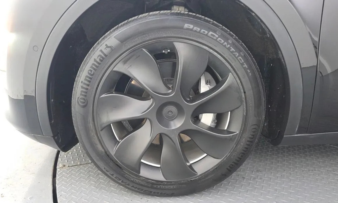 Tesla Model Y — фото 9