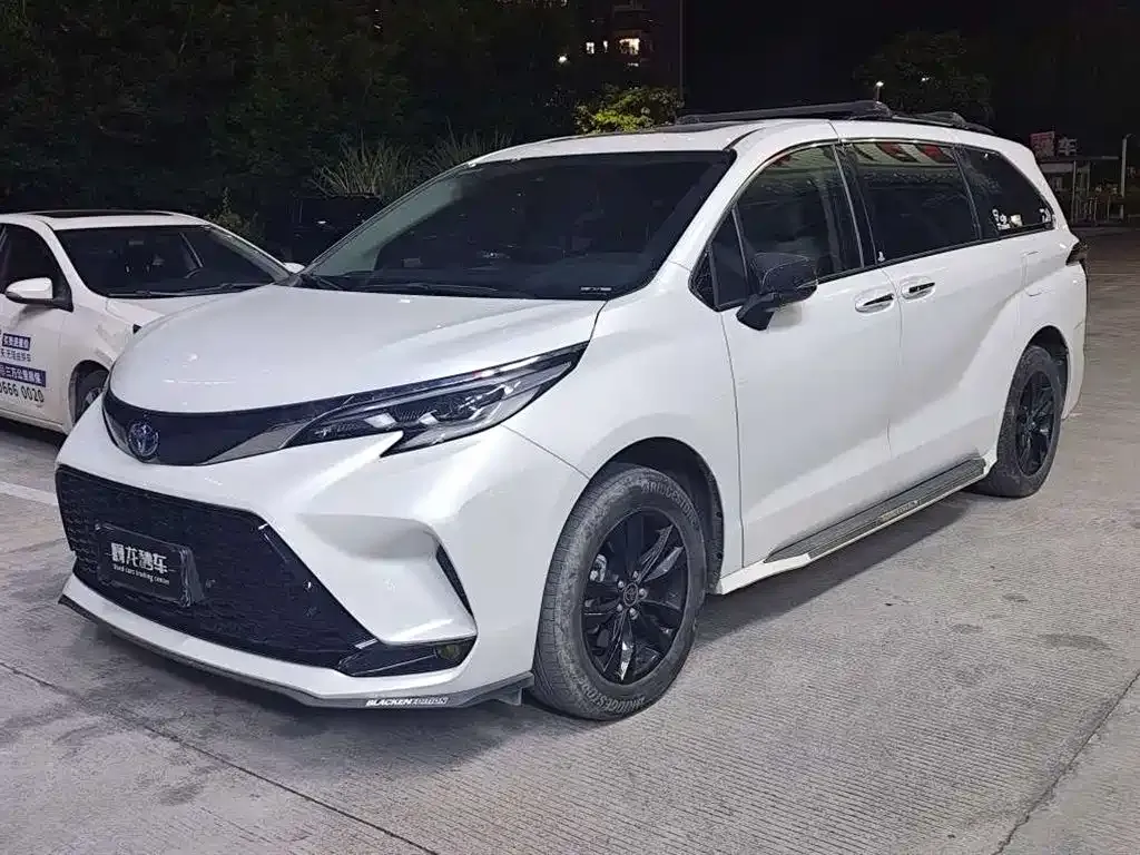 Toyota Sienna — фото 1