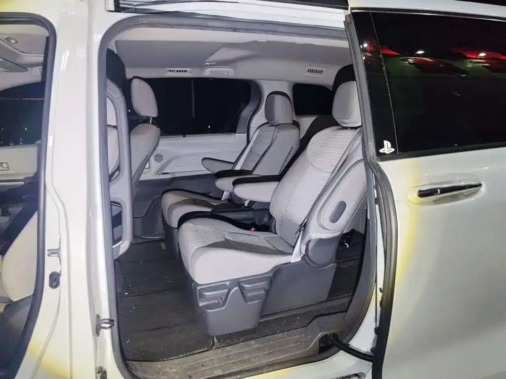 Toyota Sienna — фото 2
