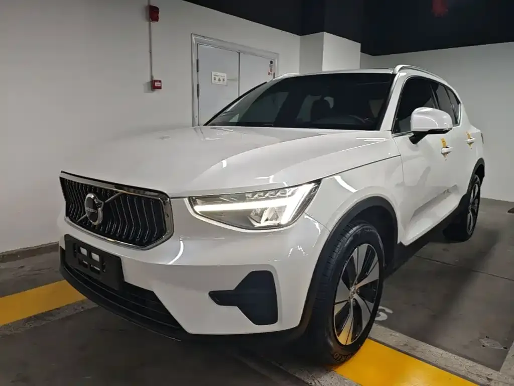 Volvo XC40 — фото 8