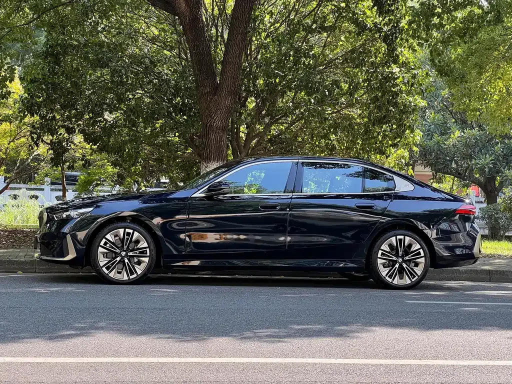 BMW 5 Series — фото 9