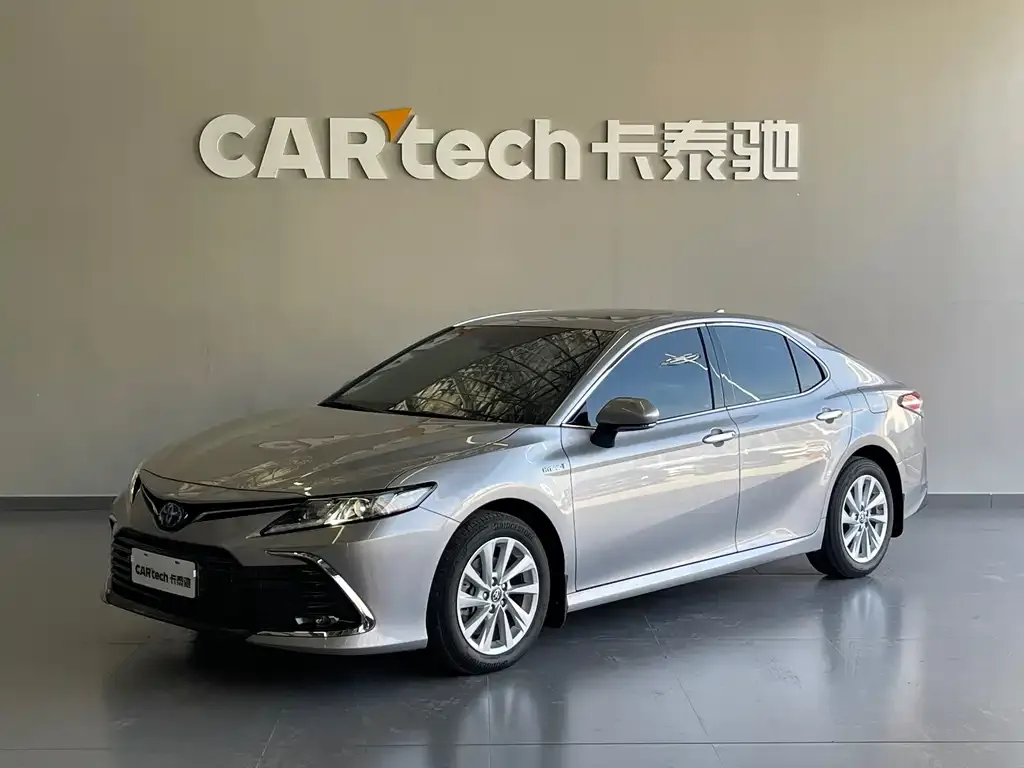 Toyota Camry — фото 1