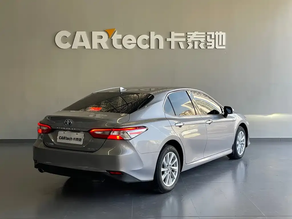 Toyota Camry — фото 2