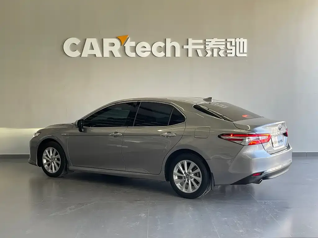 Toyota Camry — фото 8