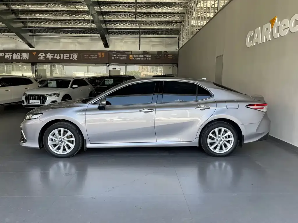 Toyota Camry — фото 3