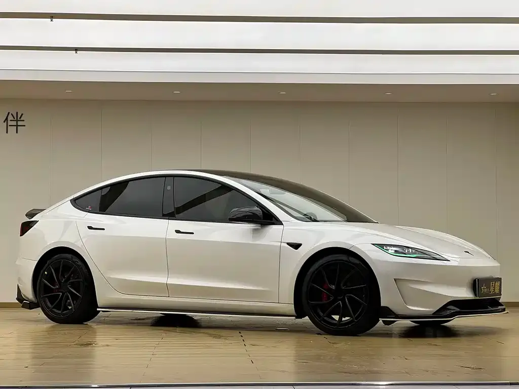 Tesla Model 3 — фото 1