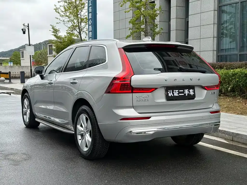 Volvo XC60 — фото 8