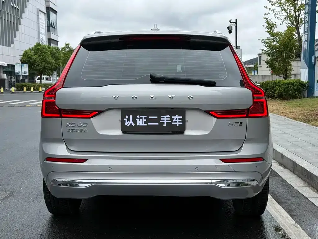 Volvo XC60 — фото 10